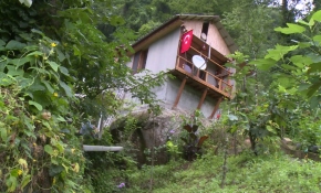 Engebeli arazide yer bulamayınca evini kaya üzerine inşa etti