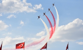 Türk Yıldızları "Büyük Taarruz" için uçtu