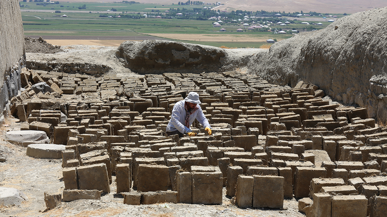 Gürpınar ilçesinde Urartu Krallığı`nın en parlak döneminde yaptırılan Çavuştepe Kalesi ile kuzeyindeki nekropol alanında yürütülen kazı ve restorasyon çalışmaları devam ediyor.