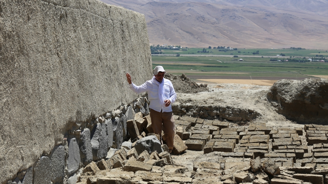 Sarsıntılar nedeniyle yıkılan bazı bölümlerin topraktan yapılan kolonlarla yeniden güçlendirildiği kalede, bazalt taşlarından inşa edilen bölümlerde ise depremde yaşanması muhtemel kaymalara karşı kilitli taşların kullanıldığı tespit edildi.