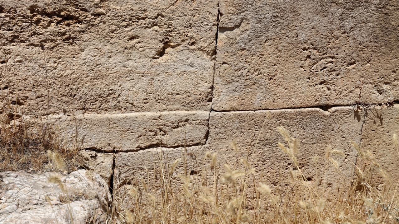 Prof. Dr. Çavuşoğlu, yaptığı açıklamada, Çavuştepe`de dış duvarların büyük kısmının traverten taşlardan inşa edildiğini belirterek, yaklaşık 2 bin 800 yıl geçmesine rağmen duvarların hala ilk günkü gibi kaldığını söyledi.