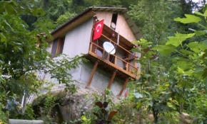 Evini kayanın üzerine yapan Rizeli