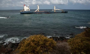 Şile'de 8 aydır karada oturan gemi nedeniyle deniz siyaha büründü