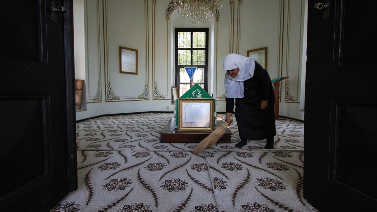 Sönmez, o dönem Hayme Ana`nın kabri ve çevresinin bakımıyla kimin ilgilendiği sorulunca, büyük dedesi Yakup oğlu Süleyman`ın isminin verildiğini aktardı.