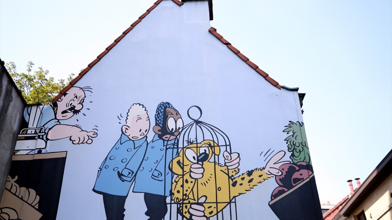 Brüksel`in duvarlarını süsleyen karakterleri görenler, hem çizgi romanların sayfalarında gezinmiş oluyor hem de çizgi kahramanların maceralarına ortak oluyor.