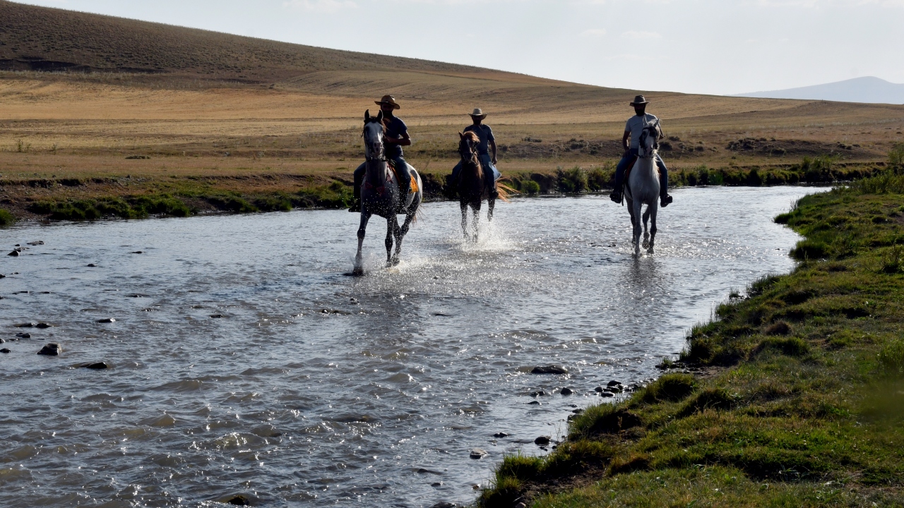 Köylerde kurdukları atlı spor kulüpleriyle ata sporunu gelecek kuşaklara aktarmayı hedefleyen köylüler özellikle hafta sonları atlarıyla belirlenen köylerde bir araya gelip arazilerde cirit oynuyor.