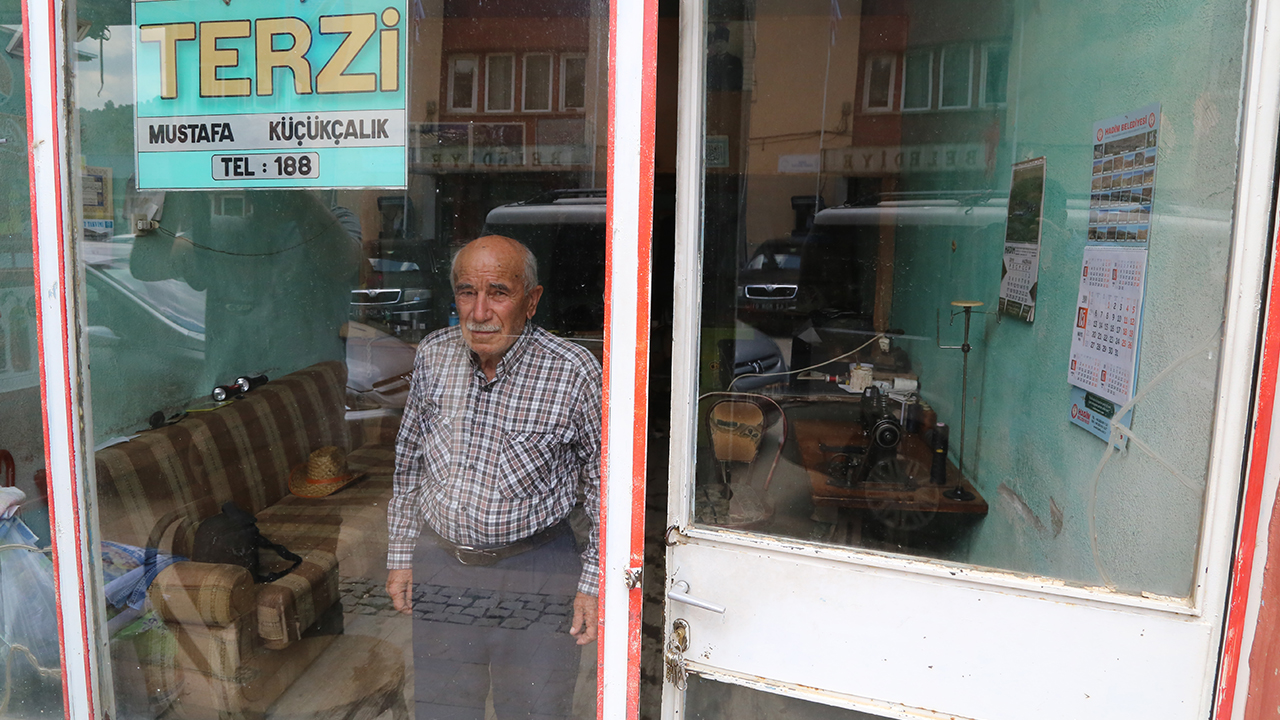 Henüz çocuk yaştayken çırak olarak çalışmaya başladığı terzi dükkanında, ustasından mesleğin püf noktalarını öğrenen Küçükçalık, 1974`te açtığı iş yerinde alın teri dökmeye devam ediyor.