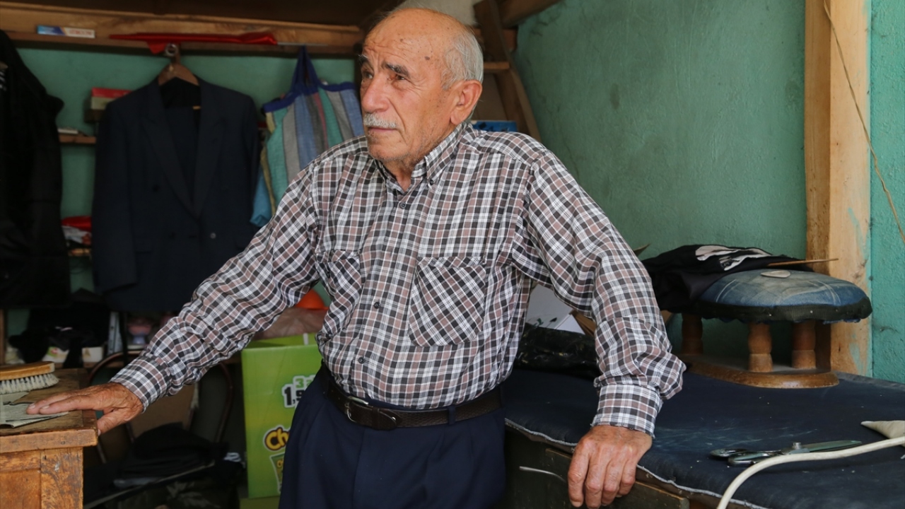 Küçükçalık`ın 45 yıldır anılar biriktirdiği, çıraklar yetiştirdiği 30 metrekarelik ekmek teknesinden gelen, eski ama tıkır tıkır çalışan dikiş makinesi sesi sokağa ayrı bir hava katıyor. 