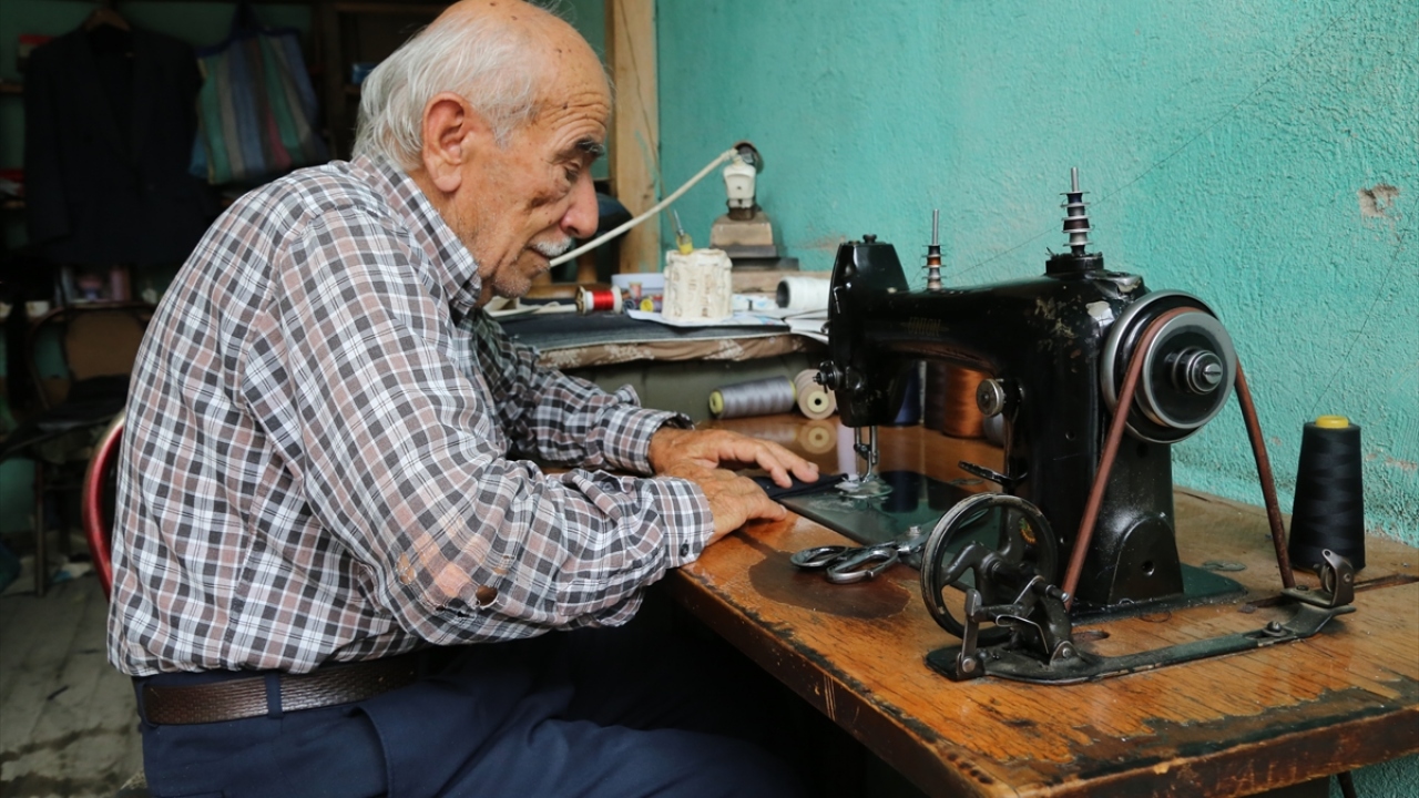 Terzi yüzüğü, metre, iğne ve makasını elinden düşürmeyen Küçükçalık, sayısız pantolon, şalvar, ceket, gömlek ve pardösü dikti, binlerce eşyanın tamiratını yapıp, sökükleri elden geçirdi. 