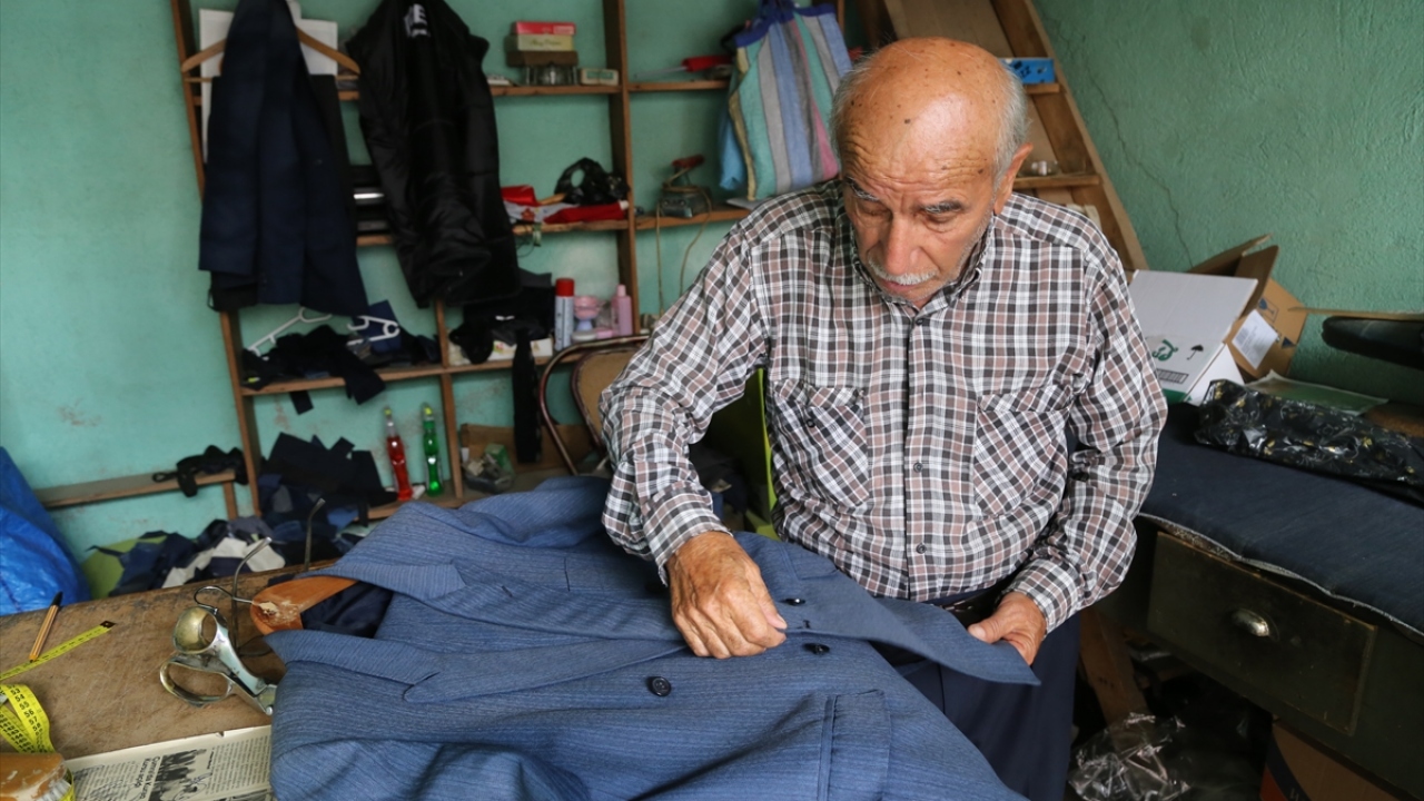 Küçükçalık, son yıllarda terzi yetiştiremediği için mesleğin bitme noktasında olduğunu sözlerine ekledi. 