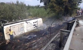 Aydın-Denizli karayolunda yolcu otobüsü devrildi: Yaralılar var