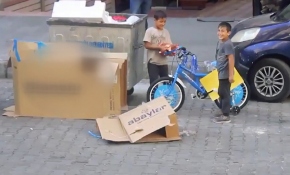 Kağıt toplayan çocukların bisiklet hayalini yardımseverler gerçekleştirdi