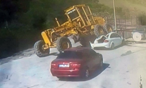 Freni boşalan greyder park halindeki otomobili ezdi