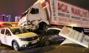 Freni patlayan kamyon 8 araca çarparak durabildi