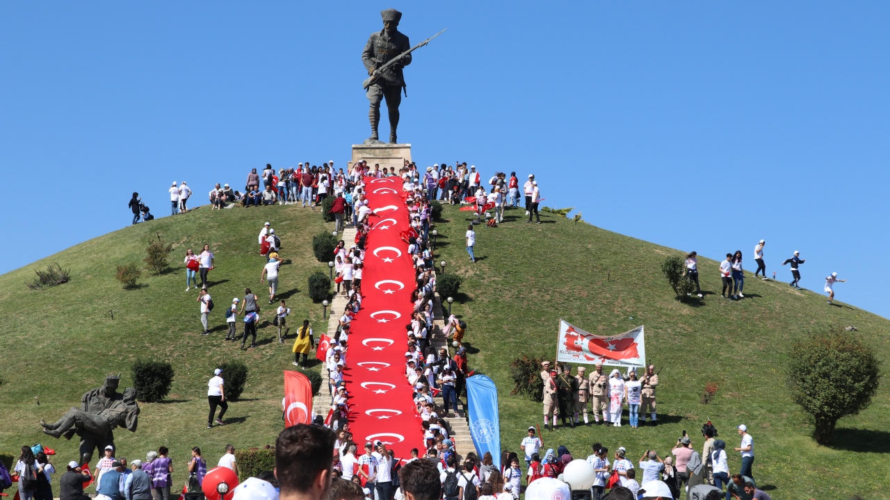 Zafer Bayramı dolayısıyla Kütahya`nın Dumlupınar ilçesindeki şehitlikte ziyaretçi yoğunluğu yaşanıyor.
