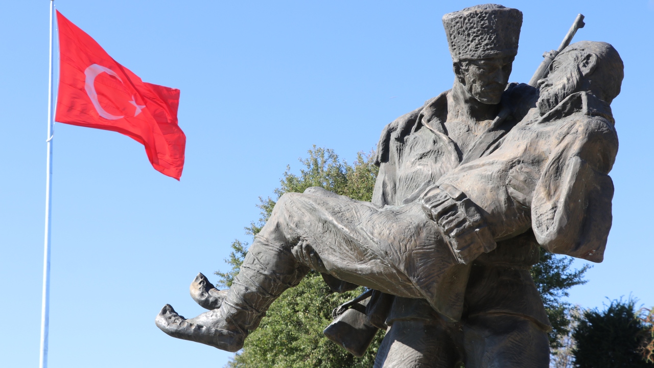 Gazi Mustafa Kemal Paşa komutasındaki Türk Ordusunun zaferiyle sonuçlanan Büyük Taarruz ve Başkomutan Meydan Muharebesi`nin 97`nci yıl dönümünde, Dumlupınar Şehitliği`nde anma programları düzenlendi.