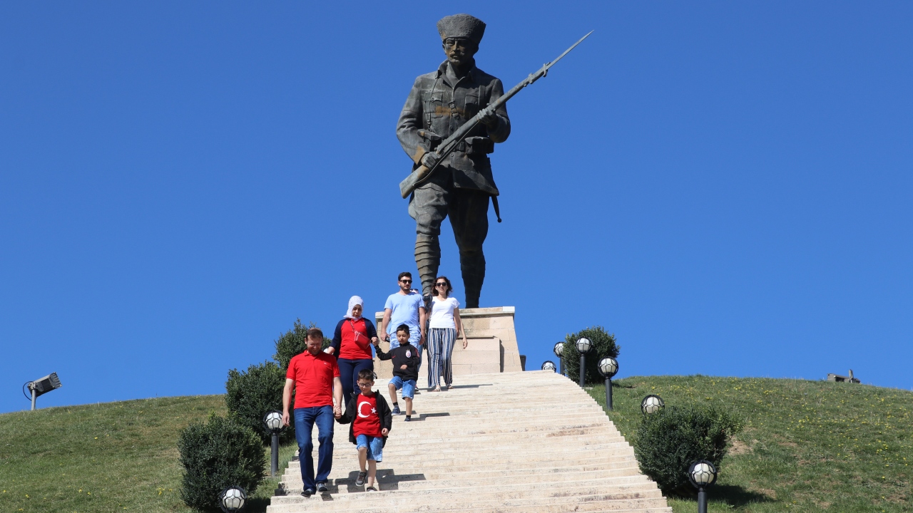 Kütahya ve çevre illerden gelen çok sayıda öğrenci ve vatandaş, şehitler için dua etti.