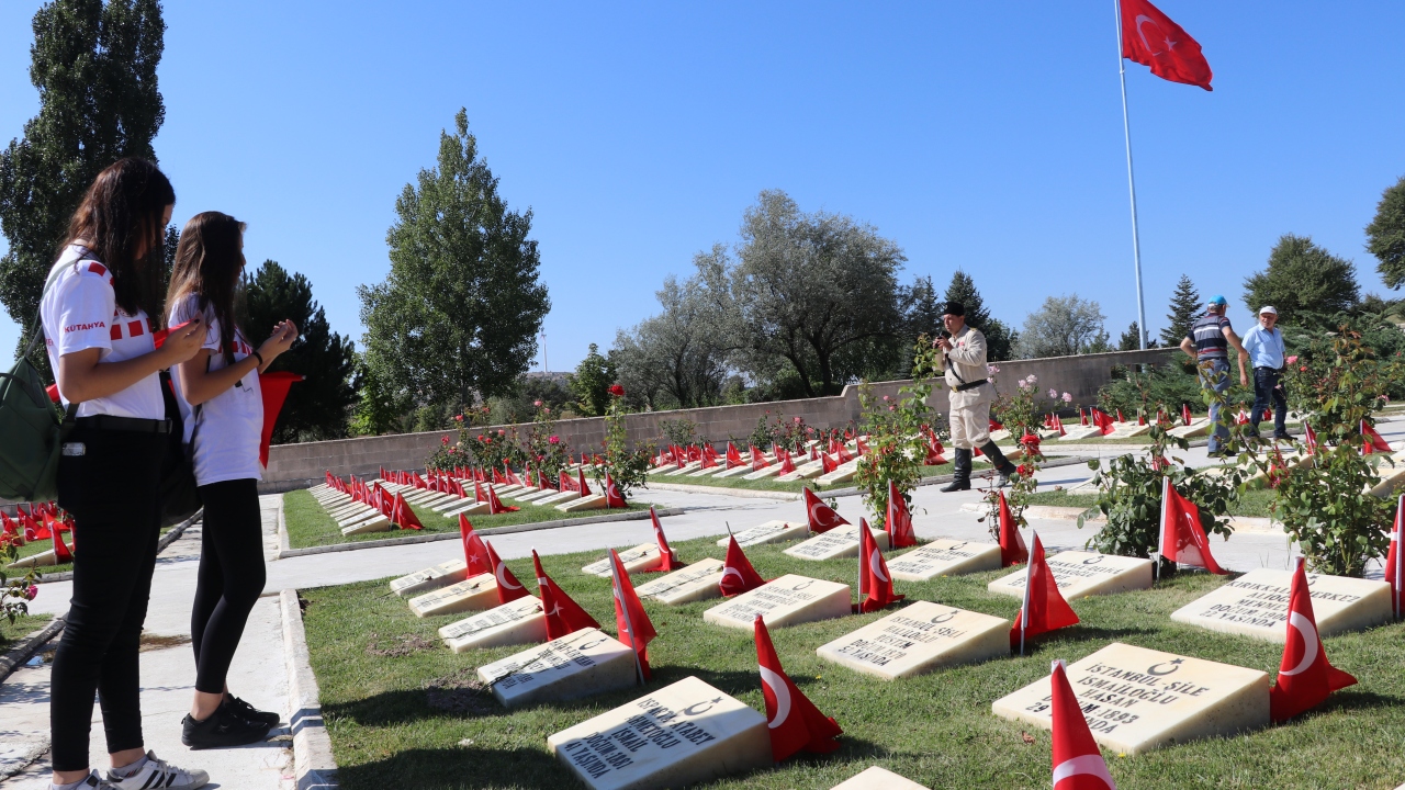 Ailesiyle Niğde`den gelen Özgür Altınöz, kutlamalara zaferin gerçekleştiği topraklarda katılmak için kentte bulunduğunu söyledi.