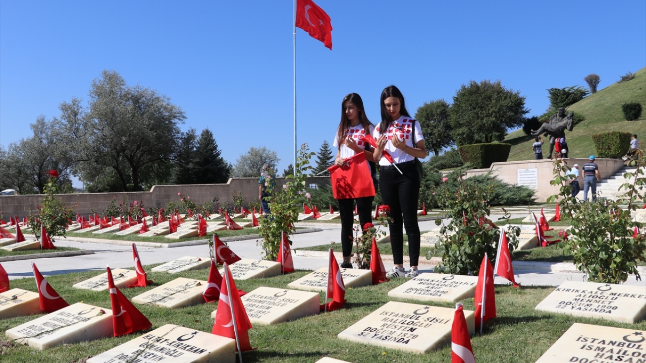 Altınöz, şehitleri rahmet ve minnetle andığını belirtti.