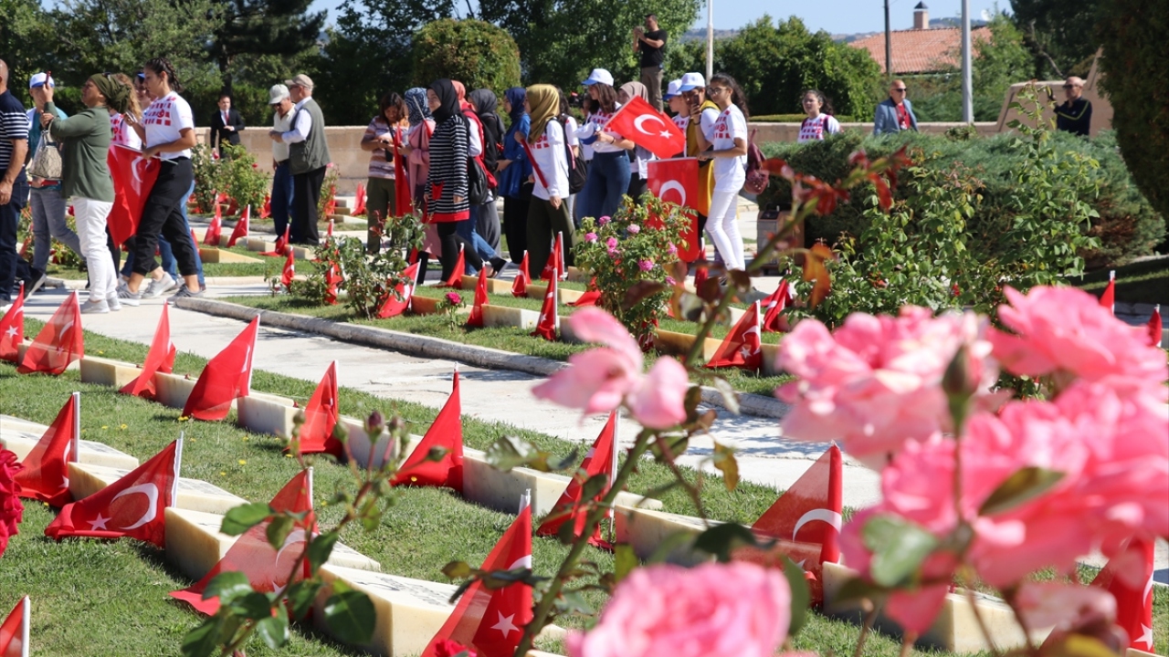 Dumlupınar Şehitliği`ni ziyaret eden öğrencilerden Ahmet Eren Babanoğlu da şehitlere minnet duyduğunu söyledi.