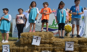 Koşuya terlikle ısındı, yalın ayak yarıştı
