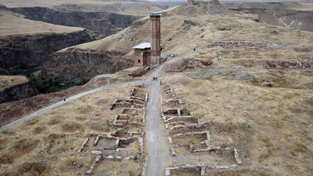 Antik şehir aynı zamanda Medeniyetler Beşiği, Dünya Kenti, Binbir Kilise ve 40 Kapılı Şehir olarak da adlandırılıyor.