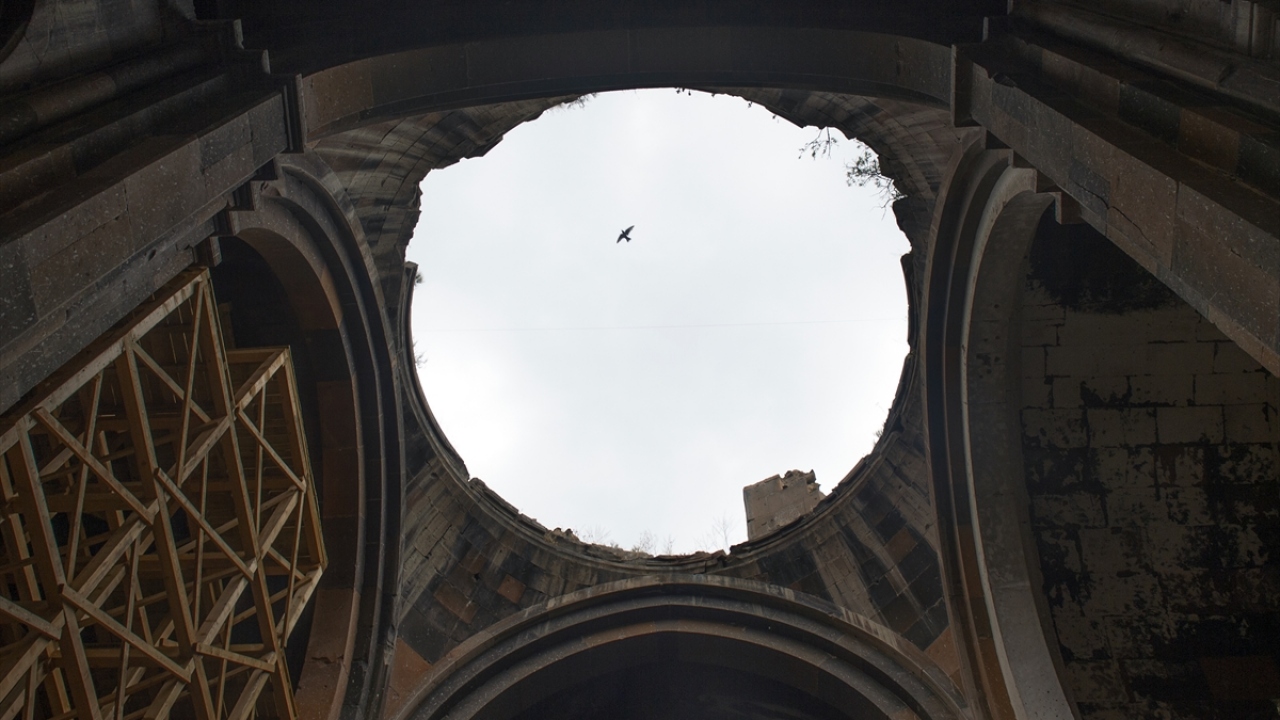 Ani`ye gelen yerli ve yabancı turistler, ören yeri ile tarihi Ebul Menucehr Camii, Ani Katedrali, Amenaprgiç, Dikran Honentz ve Abugamir Pahlavuni kiliseleri gibi eserleri ziyaret ediyor.