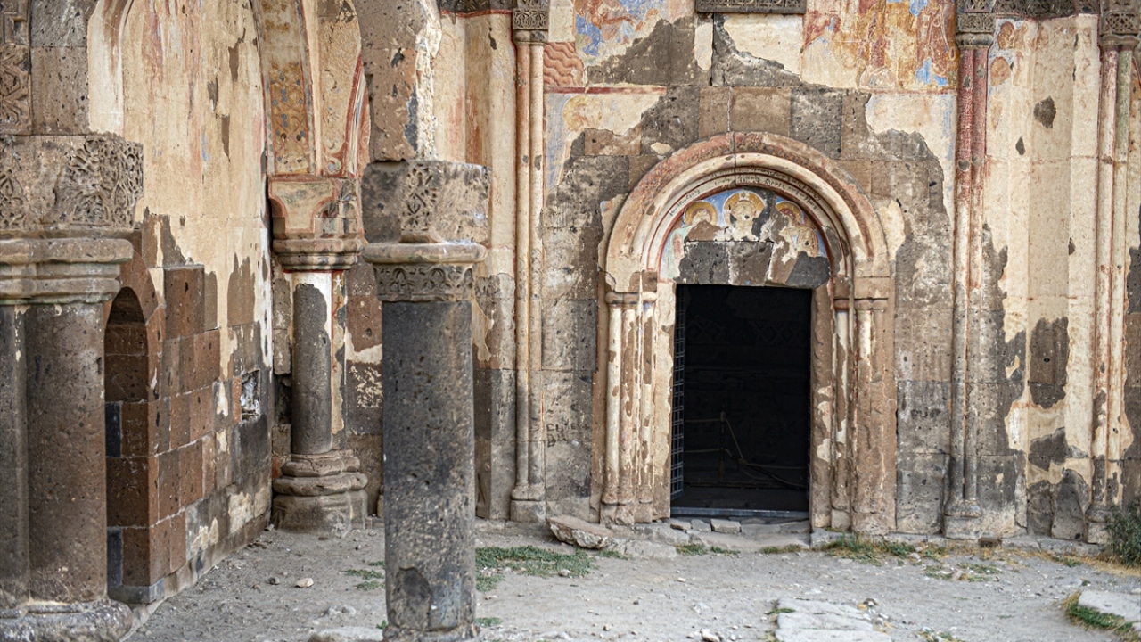Geçen yılın 6 ayında 54 bin 610 kişinin ziyaret ettiği Ani`yi bu yılın aynı döneminde 70 bin 603 kişi gezdi.