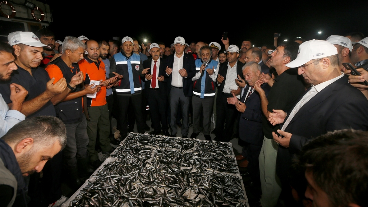 Vali Yerlikaya, 2019-2020 Su Ürünleri Av Sezonu`nun başlaması nedeniyle sezonun ilk avından dönen balıkçıları karşılamak için Beylikdüzü Gürpınar Su Ürünleri Hali`nde düzenlenen programa katıldı.