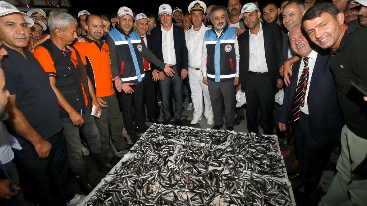 Yerlikaya, "İlk mezatı açıyoruz. Marmara`nın kurusu sizi çok özlemiş, bütün İstanbulluları özlemiş. İstavrit şu anda ilk tekneden geldi. Hayırlı, uğurlu olsun diyorum. 300 liradan kasasını açıyorum. Buyurun alana, satana hayırlı olsun" dedi.