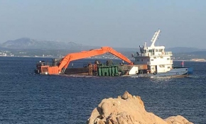 Bozcaada açıklarındaki gemi su almaya başladı