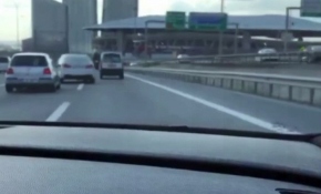 TEM Otoyolu’nda lüks otomobillerin makas yarışı kamerada