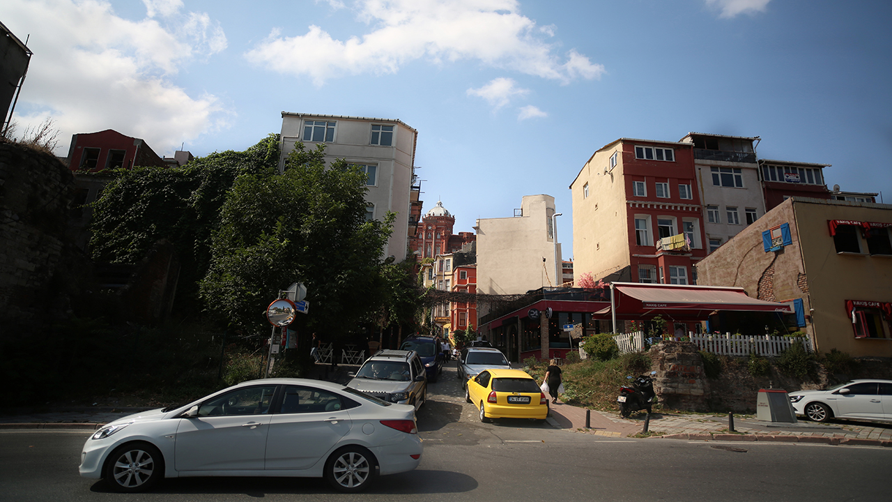 Kültür, tarih, doku… İstanbul’da Haliç kıyısında Bizans deniz surları boyunca bir Yahudi mahallesi olarak kurulan Balat, bugün İstanbul’un gezilmesi gereken en önemli semtleri arasında yer alıyor.