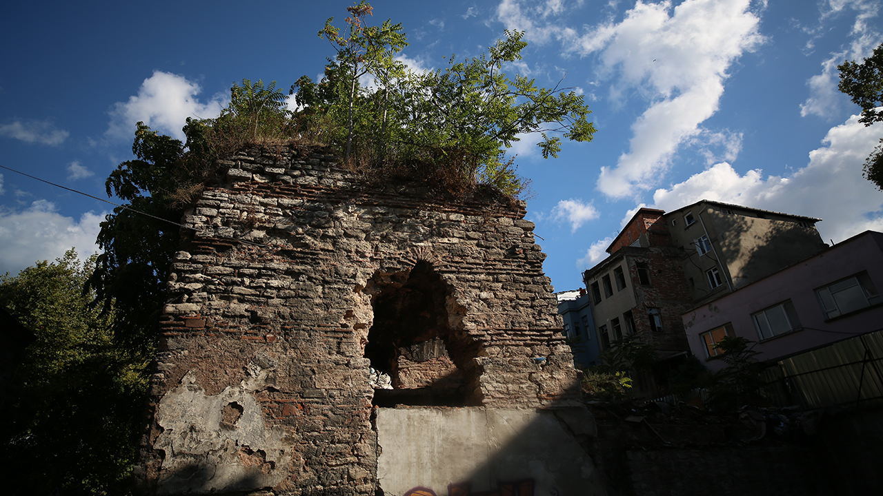 Farklı farklı kültürleri sınırları içerisinde yaşatan semtte Aya Nikola Rum Ortodoks Kilisesi, Stefi Stefan Bulgar Kilisesi, Fener Rum Ortodoks Patrikhanesi, Gül Camii, Yanbol Sinagogu gibi birçok tarihi ibadethane yer alıyor.