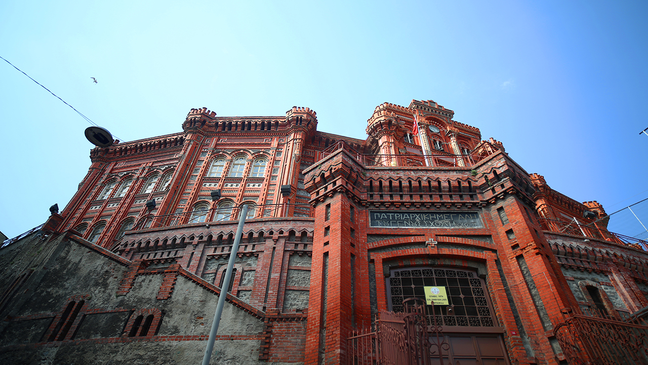 Belediye otobüsünden Balat durağında indiğinizde sizi heybetli ve kırmızı duvarları ile karşılayan Özel Fener Rum Lisesi tarihi semtin sembolü konumunda.