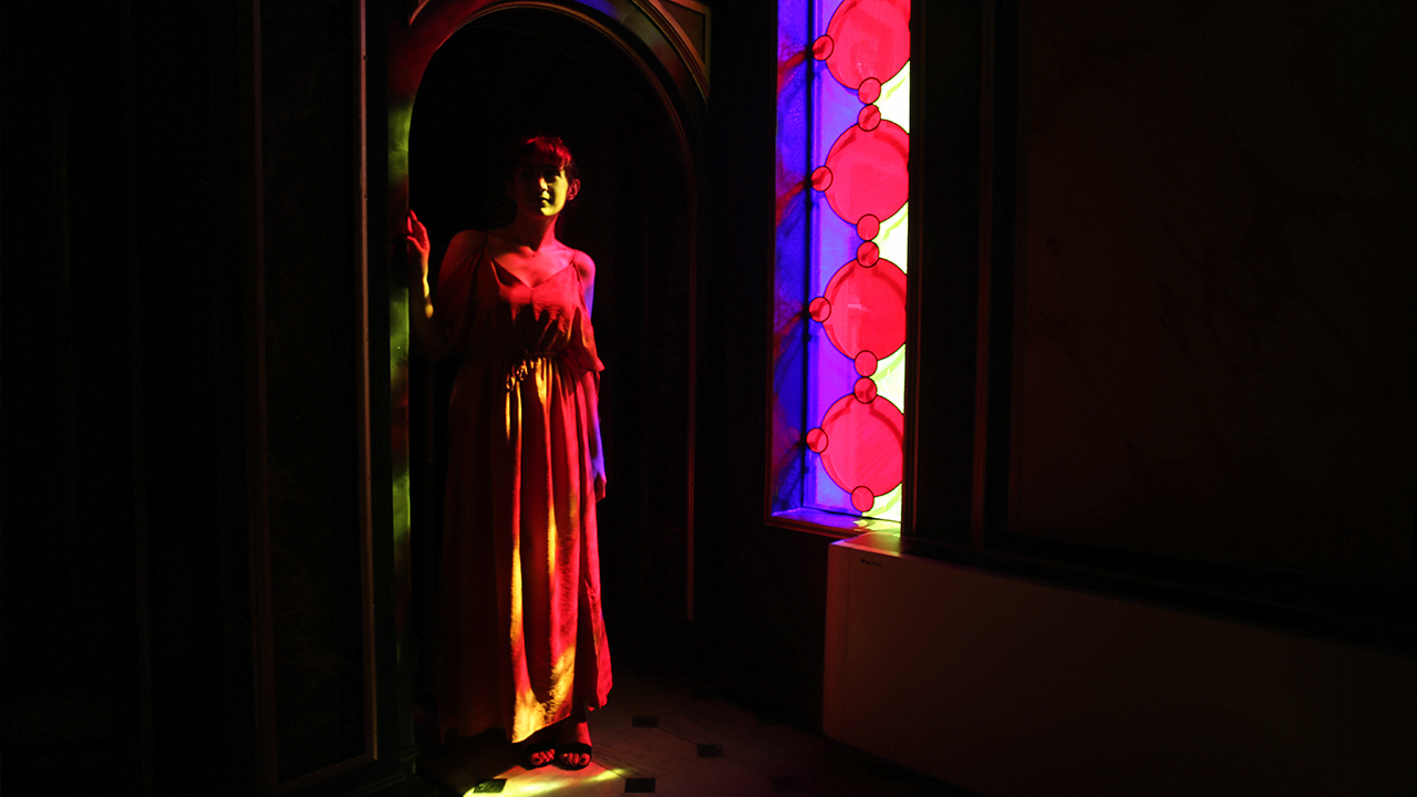 Balat’ı gezmek için gelen yerli ve yabancı turistlerin mutlaka uğradığı yapılardan olan Demir Kilise’de ziyaretçiler, en çok yapının mistik havasından etkilendiklerini söylüyor.