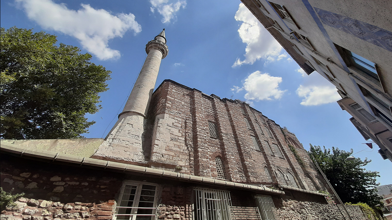 Balat’ta yer alan Gül Camii ise yine semtin simgeleri arasında yer alıyor. Tarihi 11. yüzyıla dayandığı tahmin edilen Gül Camii Bizans İmparatorluğu döneminde Aya Theodosia adıyla kilise olarak kullanılıyordu.