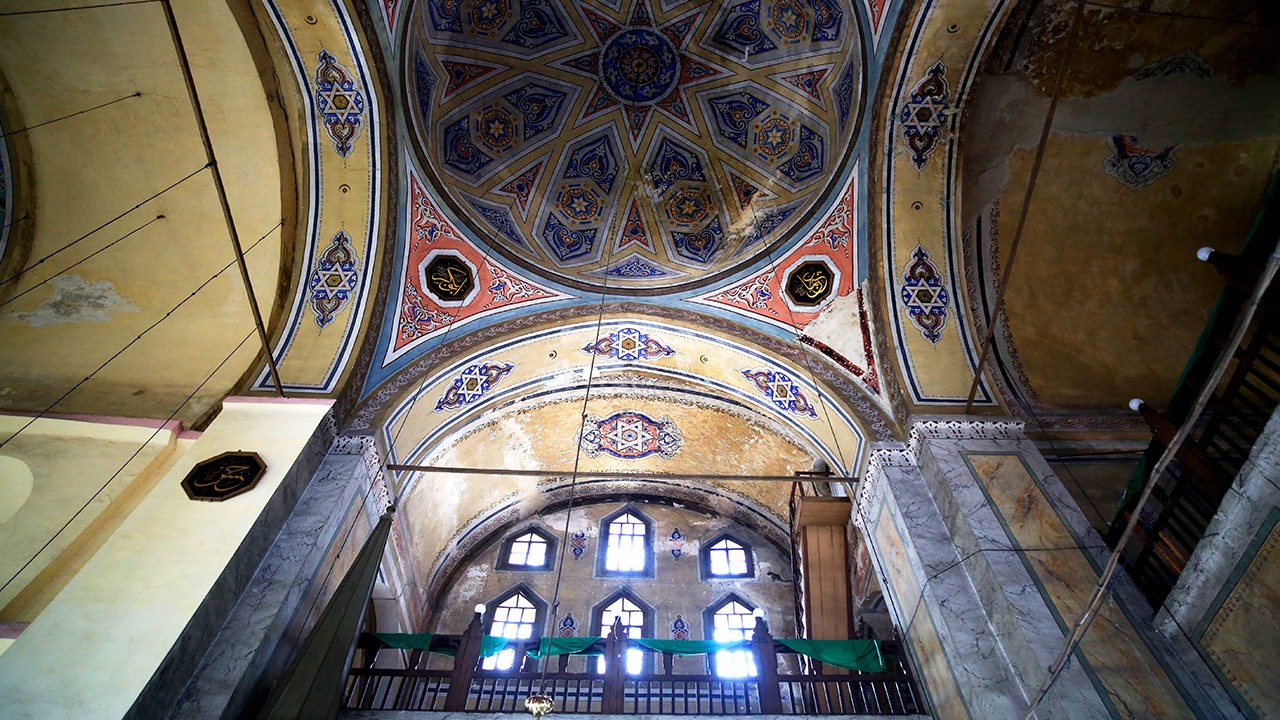 Bir rivayete göre Azize Yortu gününün kutlandığı 29 Mayıs 1453’te kilisenin güllerle donatıldığını gören Türkler, kilisenin camiye çevrilmesinin ardından yapıya Gül Camii adını verdiler.