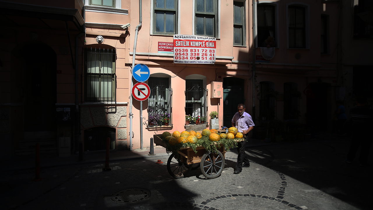 Geçmişte olduğu gibi mahalle kültürünü günümüzde de bünyesinde yaşatan Balat’ta bugün hala çok sayıda yerel satıcı ve dükkan görebilmek mümkün.