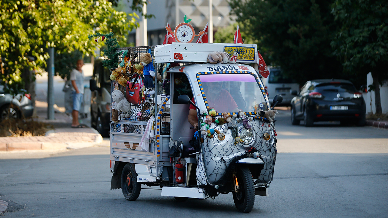 Dar gelirli bir ailenin çocuğu olarak dünyaya gelen 55 yaşındaki Çevik, yaşamı yoksullukla geçse de ekmeğini helalinden kazanmak için hep bir mücadele içerisinde oldu.