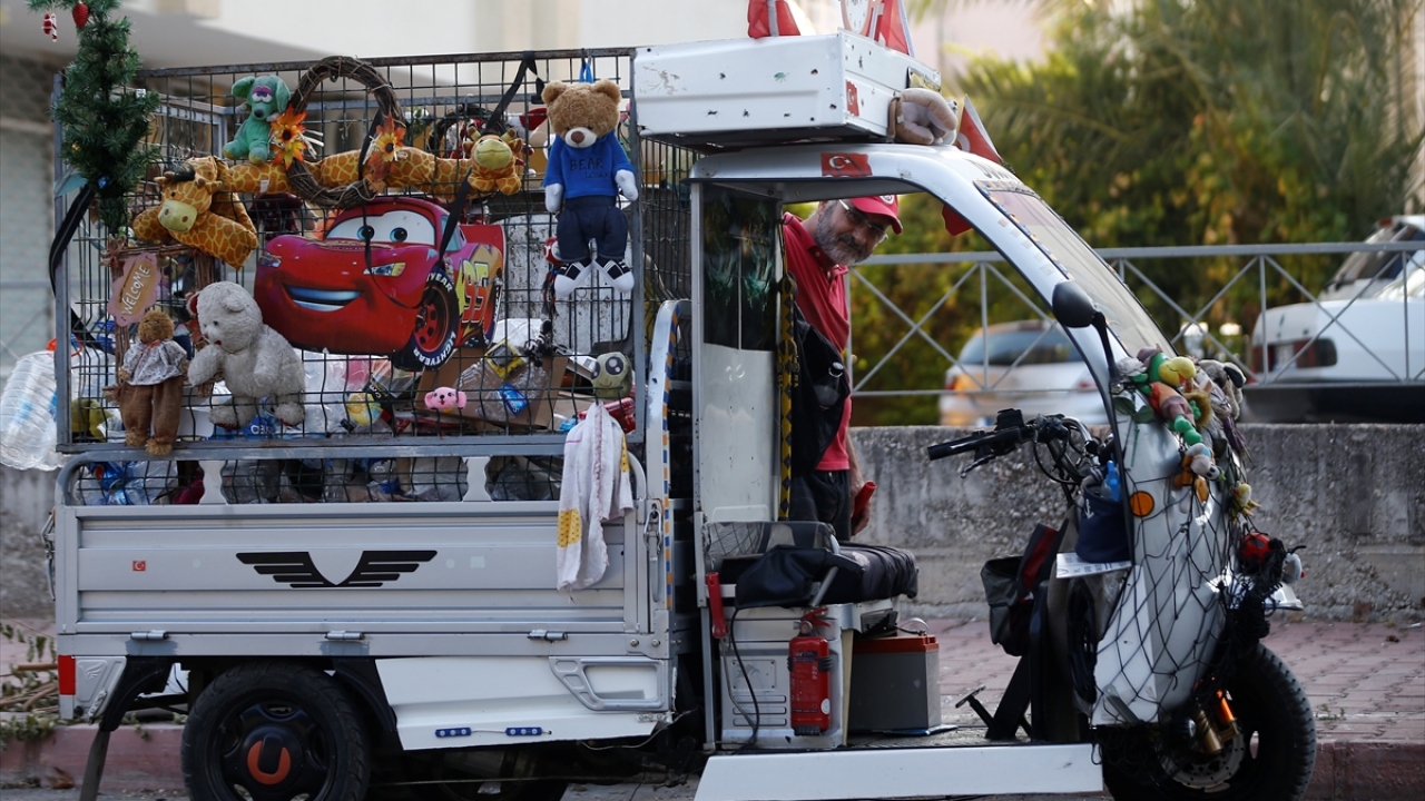 Sabahın erken saatlerinde evinden çıkan Çevik, çöpten oyuncak bulmaya başlayınca ihtiyaç sahibi çocukları sevindirmeye karar verdi.