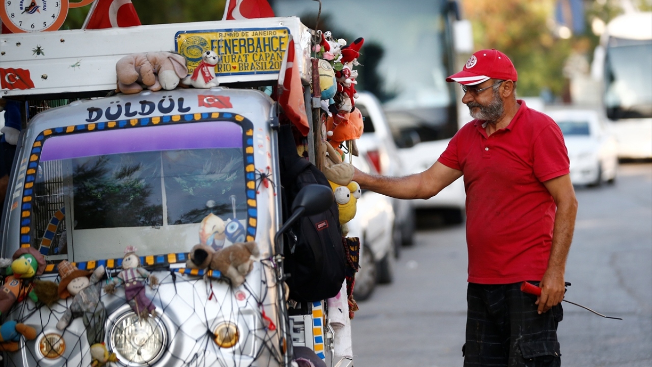 Küçüklüğünde hiç oyuncağı olmadığı için hep bunun üzüntüsünü yaşayan Çevik, "Her çocuğun oyuncağı olsun, sevinsin" düşüncesiyle çöpten topladığı oyuncakları özenle temizleyerek ihtiyaç sahibi çocuklara hediye ediyor. 
