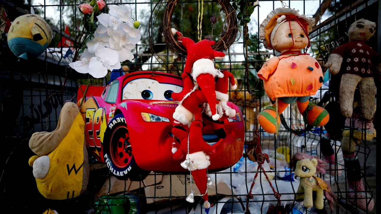 Çocukların görmesi için sepetli motosikletini oyuncaklarla süsleyen Çevik, oyuncakların bir kısmını da evinin bahçesinde sergiliyor.