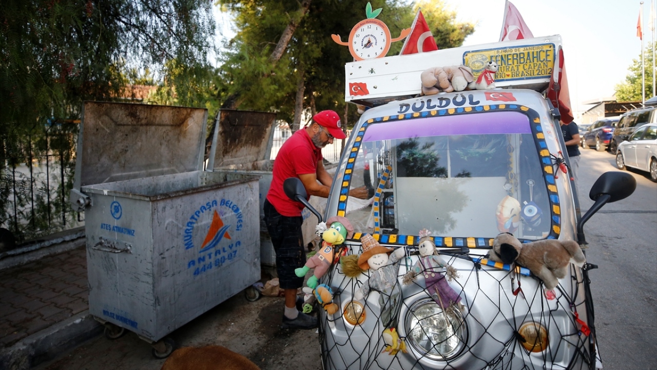 Dünyanın en büyük zenginliğini çocukların gülümsemesi olarak değerlendiren Çevik, oyuncağın çocuklar için çok anlamlı ve önemli olduğunu söyledi.
