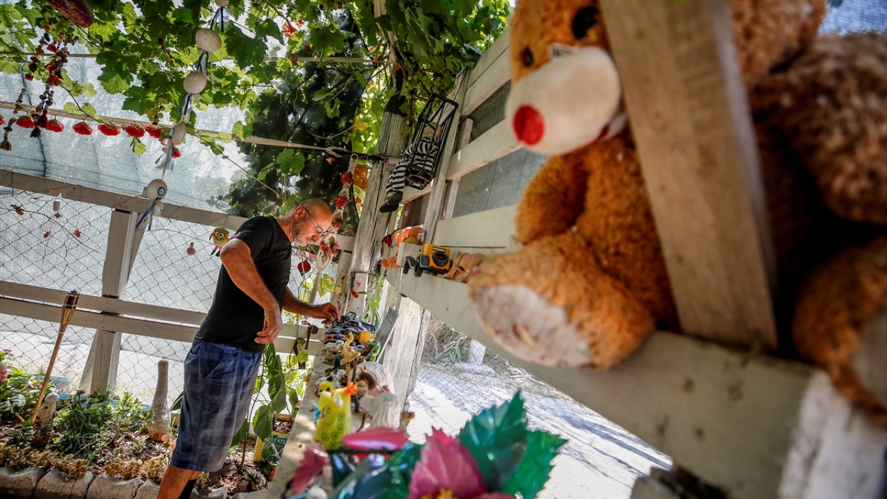 Kendisinin de çocukluğunda oyuncağı olmamasının acısını hep yüreğinde taşıdığını aktaran Çevik, bu düşünceyle çocukların yüreklerine dokunmaya karar verdiğini dile getirdi.