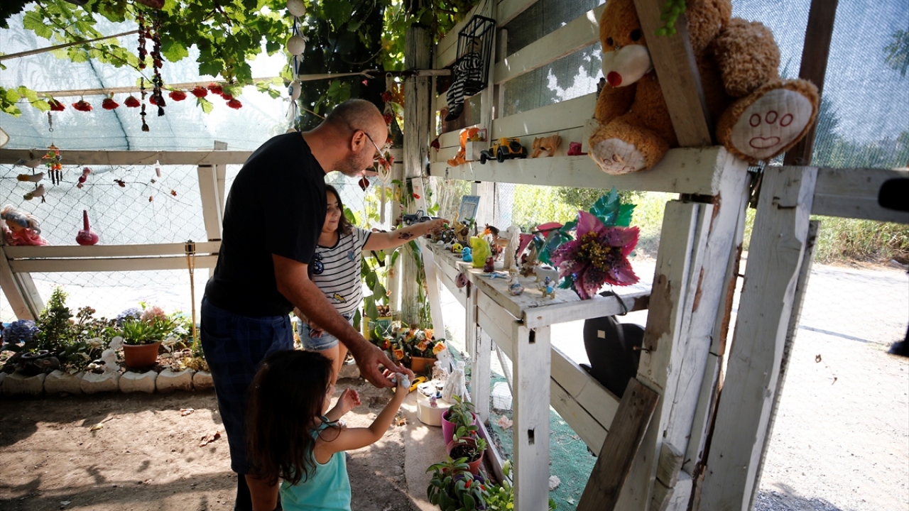 Atık malzeme toplayıcılığını severek yaptığını ifade eden Çevik, "Bereket versin karnımız doyuyor. En azından kimseye muhtaç olmuyoruz. Kimseye el açmamak, kimseden bir şey istememek için bu işi yapıyorum." dedi. 