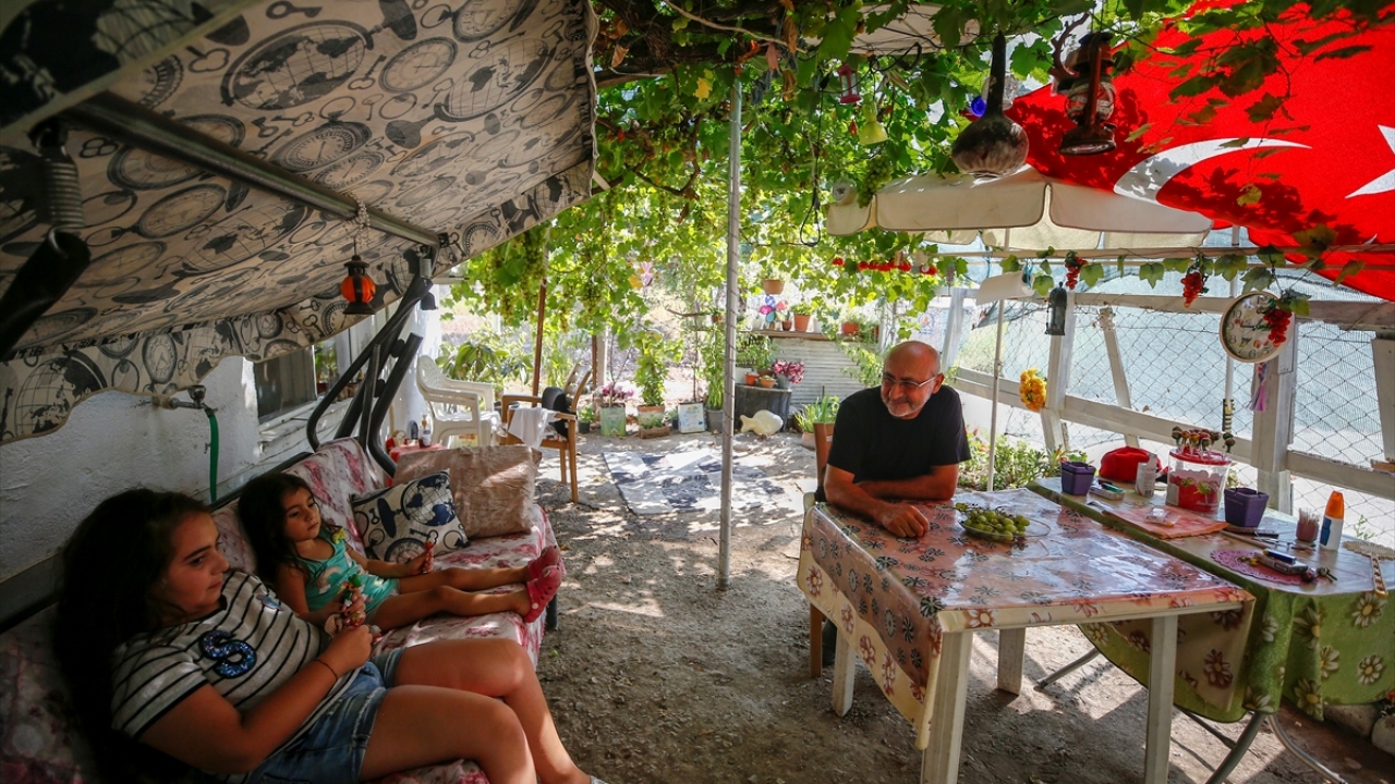 Çevik, çöpten bulduğu yiyeceklerle de sokak hayvanlarını beslediğini sözlerine ekledi.