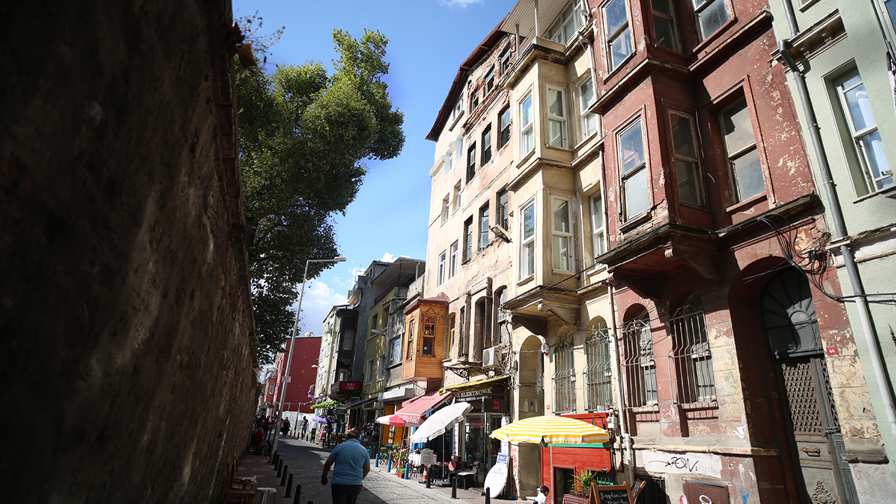 Balat’ı ziyaret edenlerin yapmadan dönmeyecekleri başka bir aktivite ise Balat’ın sokaklarında kaybolmak.