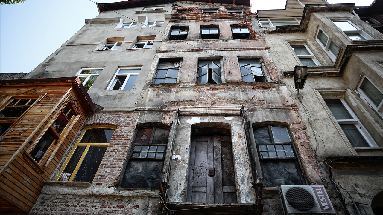 Dini yapıların yanında çok sayıda tarihi binayı da barındıran Balat’ta hemen her sokakta tarihi bir apartman görebilmek mümkün.