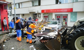 Rize'de apartmanın çatısı caddeye uçtu